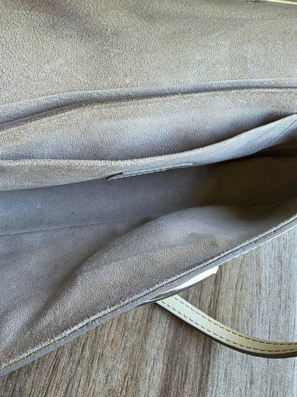 Louis Vuitton Montaigne Ivory Epi Leather Pouchette MiniBag - Picture 5 of 13